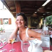 Laureata in Beni culturali e Gestione del turismo culturale offre lezioni per storia dell'arte, storia dell'architettura, economia e marketing rivolti al turismo